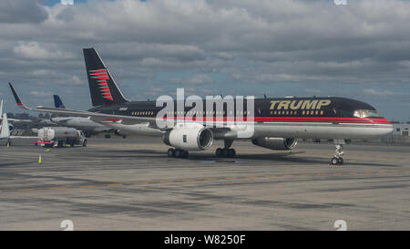 Vol au départ de l'aéroport La Guardia, à New York, à Pittsburgh les avions Embraer 145 d'American Airlines le 12 octobre 2017. Crédit : Colin Fisher/CDFIMAGES.COM/ALAMY Banque D'Images