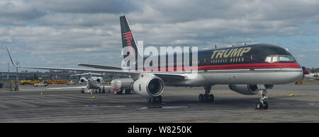 Vol au départ de l'aéroport La Guardia, à New York, à Pittsburgh les avions Embraer 145 d'American Airlines le 12 octobre 2017. Crédit : Colin Fisher/CDFIMAGES.COM/ALAMY Banque D'Images