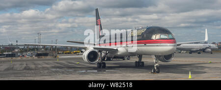 Vol au départ de l'aéroport La Guardia, à New York, à Pittsburgh les avions Embraer 145 d'American Airlines le 12 octobre 2017. Crédit : Colin Fisher/CDFIMAGES.COM/ALAMY Banque D'Images