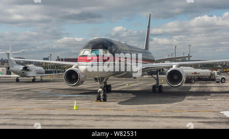 Vol au départ de l'aéroport La Guardia, à New York, à Pittsburgh les avions Embraer 145 d'American Airlines le 12 octobre 2017. Crédit : Colin Fisher/CDFIMAGES.COM/ALAMY Banque D'Images