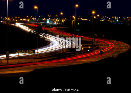 Light trails de nuit à Saskatoon Saskatchewan Canada Banque D'Images