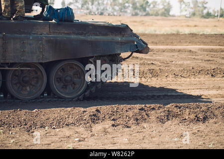 Armored Tank en hors-route. Exercices de réservoir à la campagne. Banque D'Images