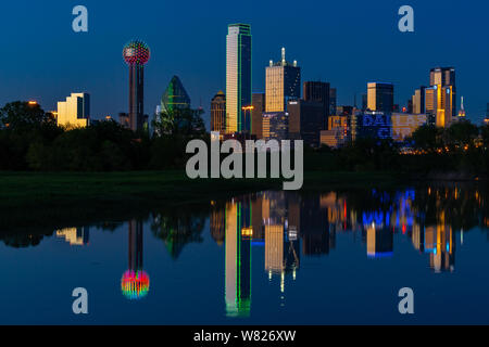 Belle nuit paysage urbain sur le centre-ville de Dallas, au Texas, qui se reflète sur les eaux de la rivière de la Trinité. Banque D'Images