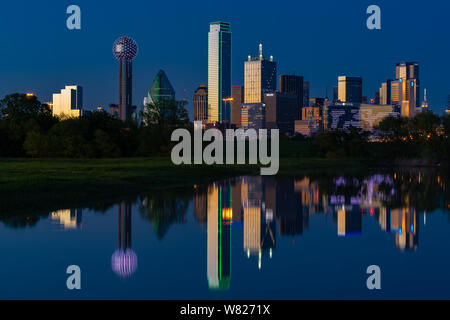 Belle nuit paysage urbain sur le centre-ville de Dallas, au Texas, qui se reflète sur les eaux de la rivière de la Trinité. Banque D'Images