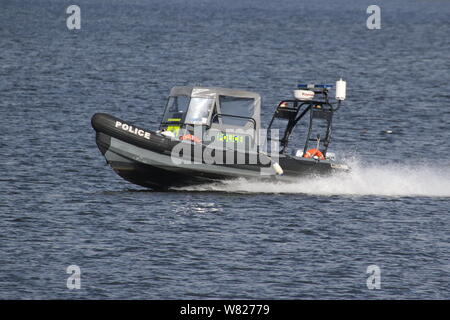 Un Marine Delta RHIB exploités par l'Écosse, de la police de l'Est de l'Inde passe Greenock port sur le Firth of Clyde. Banque D'Images