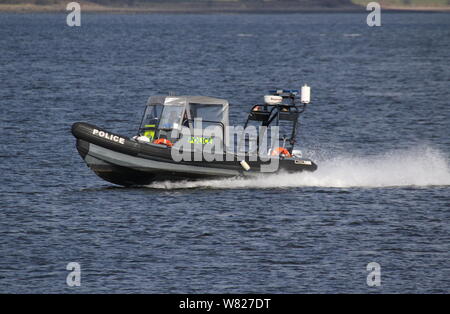 Un Marine Delta RHIB exploités par l'Écosse, de la police de l'Est de l'Inde passe Greenock port sur le Firth of Clyde. Banque D'Images