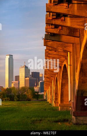 Vue sur la ville de Dallas au coucher du soleil près d'un pont dans le Trinity River Park. Banque D'Images