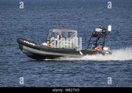 Un Marine Delta RHIB exploités par l'Écosse, de la police de l'Est de l'Inde passe Greenock port sur le Firth of Clyde. Banque D'Images