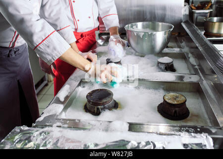 Jour sanitaire dans le restaurant. Lavez vos répétitions de travail. Laver cuisine four, cuisinière et hotte dans le restaurant. Banque D'Images