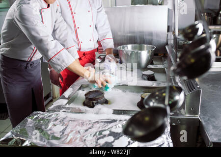 Jour sanitaire dans le restaurant. Lavez vos répétitions de travail. Laver cuisine four, cuisinière et hotte dans le restaurant. Banque D'Images