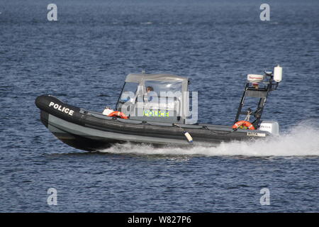 Un Marine Delta RHIB exploités par l'Écosse, de la police de l'Est de l'Inde passe Greenock port sur le Firth of Clyde. Banque D'Images