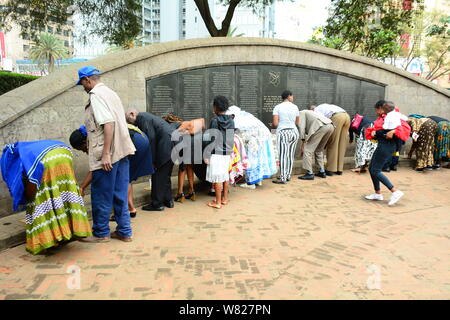 Les survivants, les victimes et les parents des 7 août 1998, bombardement de l'ambassade des États-Unis à Nairobi sont vu à la 7e août Memorial Park.Le parc se trouve sur les lieux de bombardement de l'ambassade américaine de 1998 qui a fait 213 morts. Comme les victimes de cette attaque terroriste mark 21e commémoration, ils se sentent négligés et sont encore pour demander une indemnisation. Banque D'Images