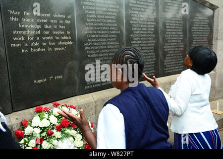 Les survivants, les victimes et les parents des 7 août 1998, bombardement de l'ambassade des États-Unis à Nairobi sont vu à la 7e août Memorial Park.Le parc se trouve sur les lieux de bombardement de l'ambassade américaine de 1998 qui a fait 213 morts. Comme les victimes de cette attaque terroriste mark 21e commémoration, ils se sentent négligés et sont encore pour demander une indemnisation. Banque D'Images