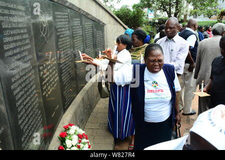 Les survivants, les victimes et les parents des 7 août 1998, bombardement de l'ambassade des États-Unis à Nairobi sont vu à la 7e août Memorial Park.Le parc se trouve sur les lieux de bombardement de l'ambassade américaine de 1998 qui a fait 213 morts. Comme les victimes de cette attaque terroriste mark 21e commémoration, ils se sentent négligés et sont encore pour demander une indemnisation. Banque D'Images