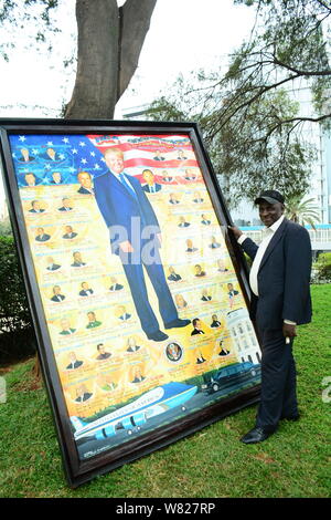 L'artiste peintre Joackim Ndalo se trouve à côté de son oeuvre de tous les présidents des USA à l'actuel Donald Trump affiche au 7 août Memorial Park.Le parc se trouve sur les lieux de bombardement de l'ambassade américaine de 1998 qui a fait 213 morts. Comme les victimes de cette attaque terroriste mark 21e commémoration, ils se sentent négligés et sont encore pour demander une indemnisation. Banque D'Images