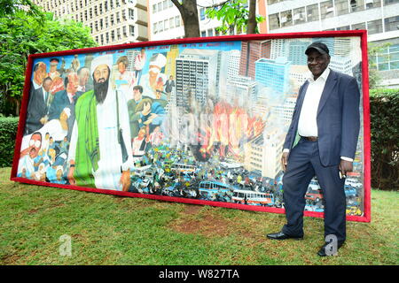 Artiste peintre Joackim Ndalo se trouve à côté de son oeuvre de la 7 août 1998 scène à la bombe le 7 août Memorial Park.Le parc se trouve sur les lieux de bombardement de l'ambassade américaine de 1998 qui a fait 213 morts. Comme les victimes de cette attaque terroriste mark 21e commémoration, ils se sentent négligés et sont encore pour demander une indemnisation. Banque D'Images