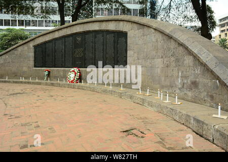 Brûler des bougies sont vus à la 7e août Memorial Park à Nairobi.Le parc se trouve sur les lieux de bombardement de l'ambassade américaine de 1998 qui a fait 213 morts. Comme les victimes de cette attaque terroriste mark 21e commémoration, ils se sentent négligés et sont encore pour demander une indemnisation. Banque D'Images