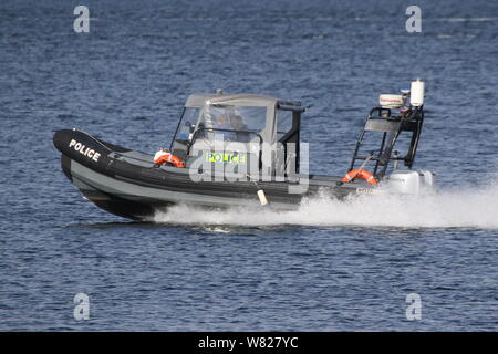 Un Marine Delta RHIB exploités par l'Écosse, de la police de l'Est de l'Inde passe Greenock port sur le Firth of Clyde. Banque D'Images