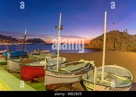 Petits bateaux de pêche PUNTA SA PALOMERA ROCK BLANES COSTA BRAVA Gérone Catalogne Espagne Banque D'Images