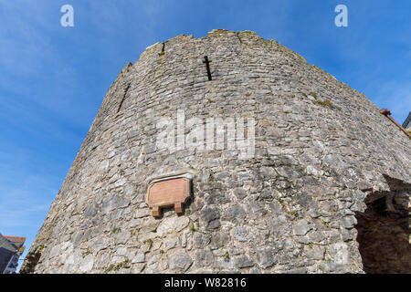 Plaque historique sur Tenby murs, une ville balnéaire fortifiée dans la région de Pembrokeshire, Pays de Galles du sud sur la côte ouest de la baie de Carmarthen Banque D'Images