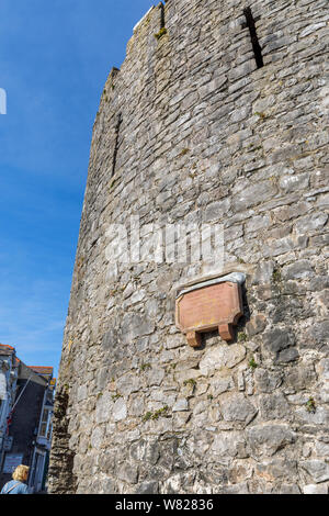 Plaque historique sur Tenby murs, une ville balnéaire fortifiée dans la région de Pembrokeshire, Pays de Galles du sud sur la côte ouest de la baie de Carmarthen Banque D'Images