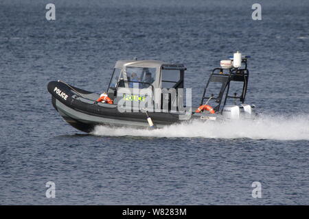 Un Marine Delta RHIB exploités par l'Écosse, de la police de l'Est de l'Inde passe Greenock port sur le Firth of Clyde. Banque D'Images