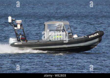 Un Marine Delta RHIB exploités par l'Écosse, de la police de l'Est de l'Inde passe Greenock port sur le Firth of Clyde. Banque D'Images