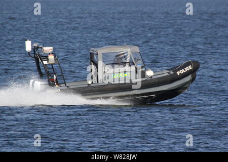 Un Marine Delta RHIB exploités par l'Écosse, de la police de l'Est de l'Inde passe Greenock port sur le Firth of Clyde. Banque D'Images