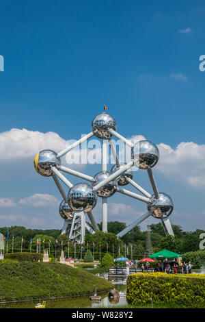 Bruxelles, Belgique - 22 juin 2019 : Atomium monument avec ses boules d'argent et les tuyaux contre ciel bleu avec des nuages blancs vu de mini-Europe park. Banque D'Images