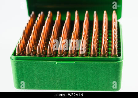 Cartouches de chasse dans une boîte en plastique. Bullet boîte de rangement. Banque D'Images