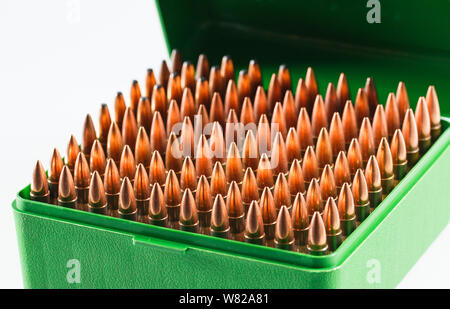 Cartouches de chasse dans une boîte en plastique. Bullet boîte de rangement. Banque D'Images