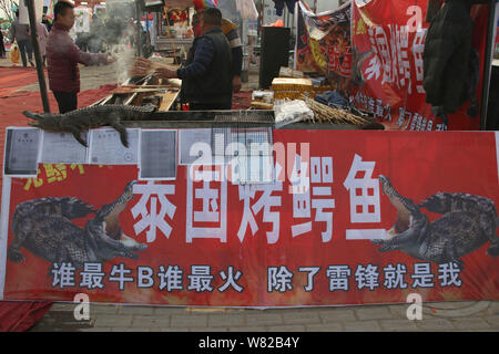 Un crocodile est exposée au food vente de viande de crocodile grillé lors d'une foire du temple au cours de la Nouvelle Année lunaire chinoise, également connu sous le nom de Spring Fe Banque D'Images