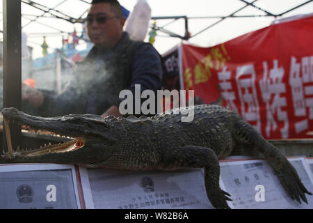 Un crocodile est exposée au food vente de viande de crocodile grillé lors d'une foire du temple au cours de la Nouvelle Année lunaire chinoise, également connu sous le nom de Spring Fe Banque D'Images