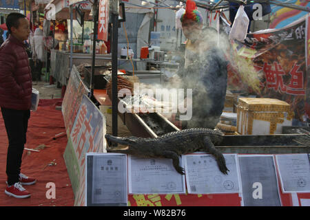 Un crocodile est exposée au food vente de viande de crocodile grillé lors d'une foire du temple au cours de la Nouvelle Année lunaire chinoise, également connu sous le nom de Spring Fe Banque D'Images