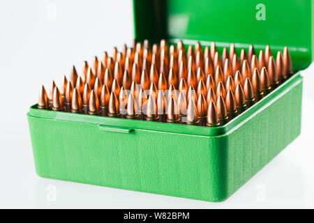 Cartouches de chasse dans une boîte en plastique. Bullet boîte de rangement. Banque D'Images