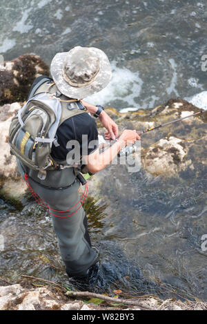 Vue aérienne de pêcheur sportif de la pêche dans la rivière . Banque D'Images