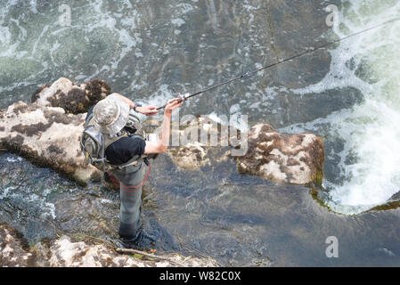 Vue aérienne de pêcheur sportif de la pêche dans la rivière . Banque D'Images