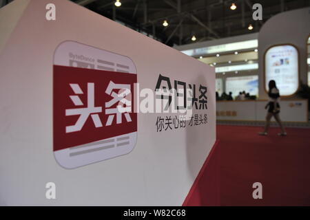 --FILE--Vue sur le stand de la plate-forme de contenus médias sociaux chinois Toutiao.com lors d'une exposition dans la ville de Nanjing, Jiangsu province de Chine orientale, 4 Banque D'Images