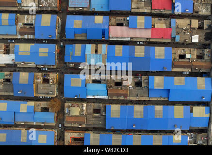 Vue aérienne d'un village urbain de disparaître, ressemblant à des pixels bleu, à Jinan City, Shandong province de Chine orientale, le 13 février 2017. Une villa urbaine Banque D'Images