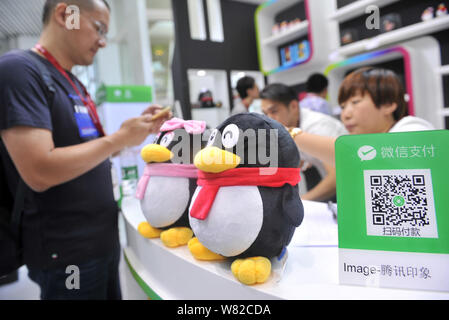 --FILE--une pancarte de WeChat Paiement de l'application messagerie Weixin, ou WeChat, de Tencent est vue à Fuzhou strait international conference and exhibit Banque D'Images