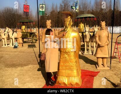 Un touriste prendre vos autoportraits avec une sculpture de Ying Zheng, connu sous le nom de l'empereur Qin Qin Shi Huang, ou sur l'affichage à une foire du temple à Luoyang city, central Chi Banque D'Images