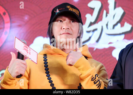 --FILE--Hong Kong l'acteur et réalisateur Stephen Chow pose lors d'une conférence de presse pour promouvoir son nouveau film "Voyage à l'Ouest : les démons' i Banque D'Images