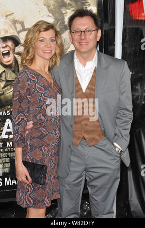 LOS ANGELES, CA. 24 février 2010 : 'True Blood' star Carrie Preston & mari 'Lost' star Michael Emerson à la première de "mini-série HBO le pacifique" au Grauman's Chinese Theatre, à Hollywood. © 2010 Paul Smith / Featureflash Banque D'Images