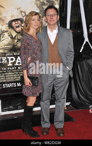 LOS ANGELES, CA. 24 février 2010 : 'True Blood' star Carrie Preston & mari 'Lost' star Michael Emerson à la première de "mini-série HBO le pacifique" au Grauman's Chinese Theatre, à Hollywood. © 2010 Paul Smith / Featureflash Banque D'Images