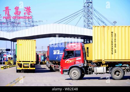 Les conteneurs de transport des camions pour être expédiés à l'étranger, dans le port de Qingdao en Qingdao city, province de Shandong en Chine orientale, le 10 février 2017. E de la Chine Banque D'Images