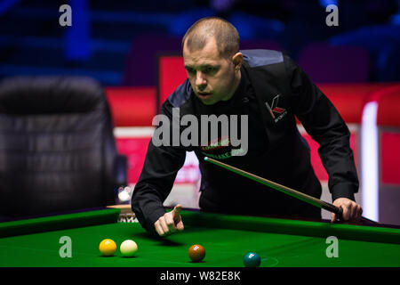 Barry Hawkins de l'Angleterre considère un tir de Ryan Jour de galles dans leur dernier match au cours de la World Grand Prix Snooker 2017 à Preston, Royaume-Uni, 12 Februa Banque D'Images