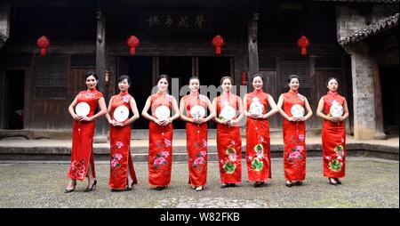 Les femmes portant qipao, robe traditionnelle chinoise, ou participer à un spectacle sur la Rue Ancienne Potan dans le comté de Xianju, Taizhou city, East China's Zhejia Banque D'Images