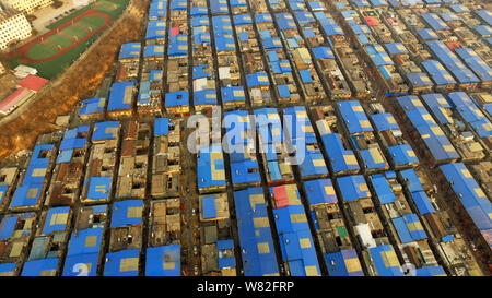 Vue aérienne d'un village urbain de disparaître, ressemblant à des pixels bleu, à Jinan City, Shandong province de Chine orientale, le 13 février 2017. Une villa urbaine Banque D'Images