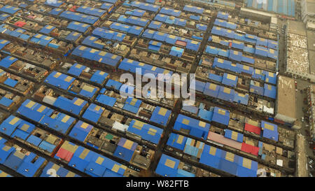 Vue aérienne d'un village urbain de disparaître, ressemblant à des pixels bleu, à Jinan City, Shandong province de Chine orientale, le 13 février 2017. Une villa urbaine Banque D'Images