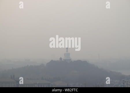 Cette photo composite présente la Pagode Blanche lourd dans le smog dans le parc Beihai à Pékin, Chine, 15 février 2017. Banque D'Images